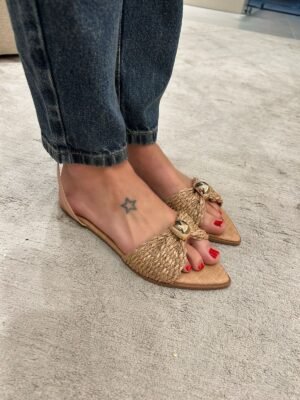 SANDALIA COM DETALHES EM RAFIA