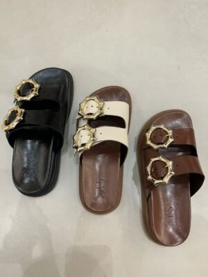Papete feminina com fivelas douradas