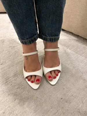 SANDALIA COM SALTO CLASSICO