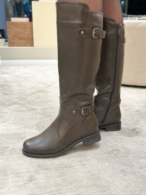 Bota feminina cano longo com fivelas